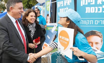 El líder laborista israelí, Avi Gabbay, saluda a una militante en las primarias del partido en Tel Aviv.