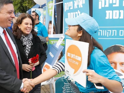 El líder laborista israelí, Avi Gabbay, saluda a una militante en las primarias del partido en Tel Aviv.