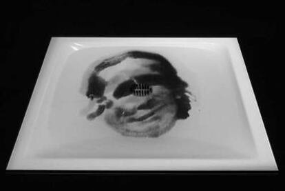 El doble "es metáfora de otras realidades", afirma Millás. En la imagen, detalle del vídeo <i>Biographies</i> (2002), de Óscar Muñoz.