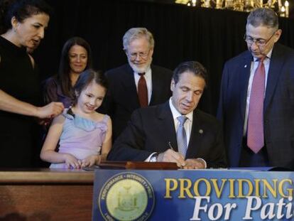 El gobernador de Nueva York, Andrew Cuomo, firma la nueva ley.