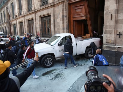 Manifestantes derriban una puerta de Palacio Nacional con una camioneta, este 6 de marzo.
