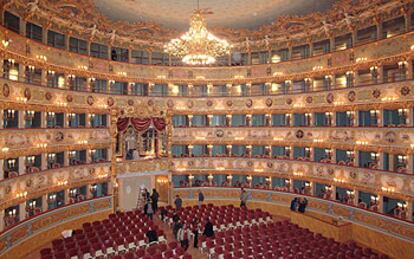 Éste es el nuevo aspecto de La Fenice: igual que era antes del fuego que la destruyó, pero con capacidad para 200 espectadores más.
