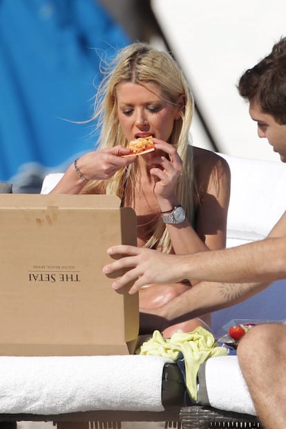 Nada de llevar el tuper a la playa con una ensalada. Tara Reid prefirió pedir una pizza a domicilio para seguir disfrutando del sol en una playa de Miami.