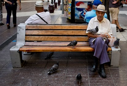 El envejecimiento de la población chilena impactan la estructura demográfica del país.