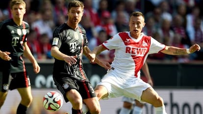 Alonso y Matuschyk pugnan por un balón durante el Colonia-Bayern.