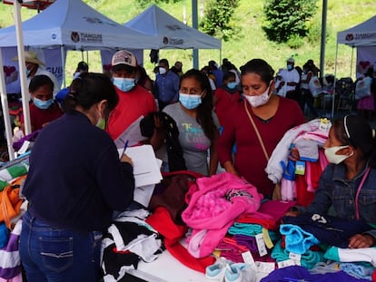 Personas en el Tianguis del Bienestar en el municipio Atlamajalcingo del Monte, en Guerrero.