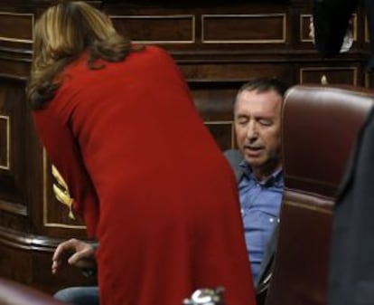 Joan Baldoví s'asseu després de sentir-se indisposat.