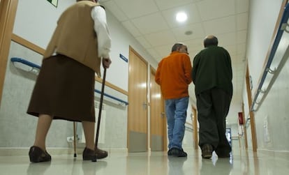 Dos hombres y una mujer en la Residencia Mixta de Personas Mayores Burgos I.