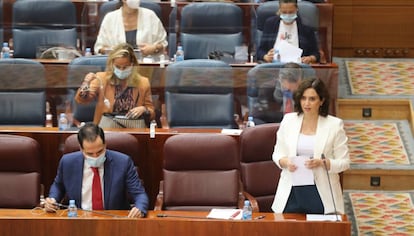 Ayuso interviene durante la sesión plenaria en la Asamblea de Madrid del 1 de octubre en presencia de Aguado. 