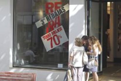 Un comercio anuncia descuentos en las rebajas de verano.