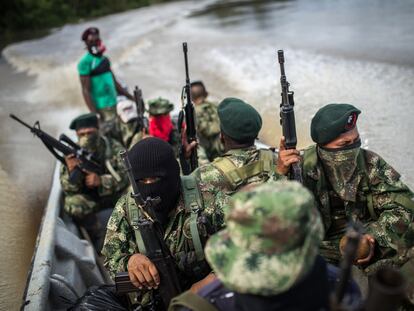 Guerrilleros del ELN patrullan en el departamento de Chocó, en 2017.