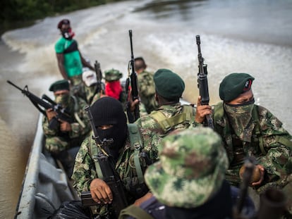 Guerrilleros del Ejército de Liberación Nacional (ELN) patrullan en el río San Juan, en el departamento de Chocó (Colombia).