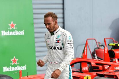 Hamilton celebra la victoria.