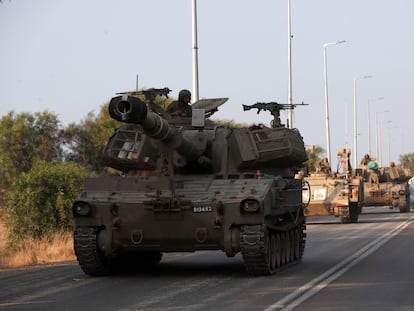 Vehículos blindados israelíes se dirigían el domingo a la frontera con Gaza, en una carretera de la ciudad de Sderot.