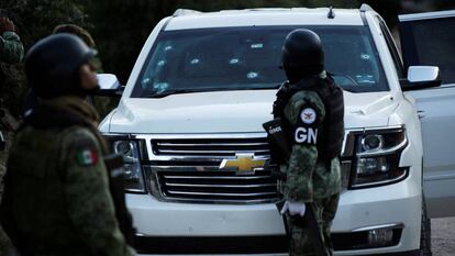 La Guardia Nacional vigila un vehículo donde viajaba la familia LeBarón.