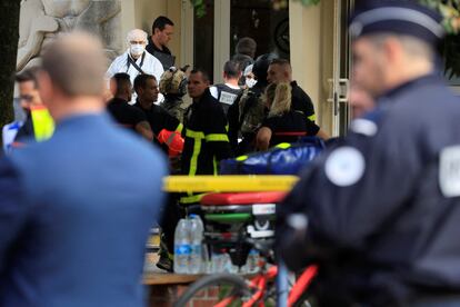 La policía francesa y los bomberos aseguran la zona donde un profesor ha muerto apuñalado y dos personas han resultado heridas graves, en el instituto Gambetta-Carnot, del municipio en Arras, en el norte de Francia, el 13 de octubre de 2023.