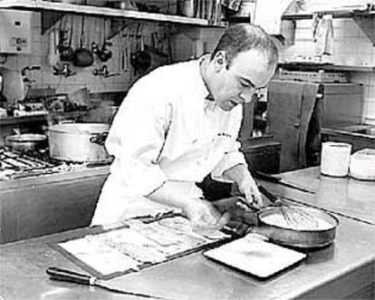 Koldo Rodero prepara un plato en la cocina de su restaurante.