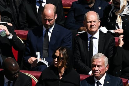 El príncipe Guillermo, heredero al trono británico, sentado junto al canciller alemán Olaf Scholz, y una fila por detrás de los reyes Abdlá y Rania de Jordania.