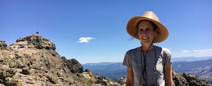 La periodista Elizabeth Kolbert, durante la realización de un reportaje en la sierra de California.