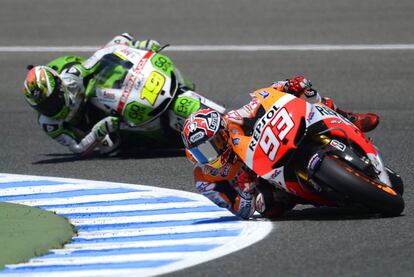 Marc Marquez con Alvaro Bautista detrás.