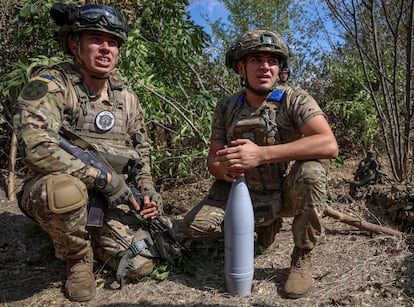 Soldados de la Guardia Nacional de Ucrania se preparan para un bombardeo en el frente de la región de Zaporiyia. 