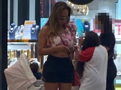 María Teresa, considerada por la Policía intermediaria del tráfico de drogas en la Costa del Sol, en un centro comercial.