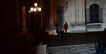 Macron antes de dirigirse a sus partidarios en la plaza del Louvre, este domingo. 