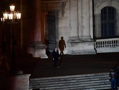 Macron antes de dirigirse a sus partidarios en la plaza del Louvre, este domingo. 