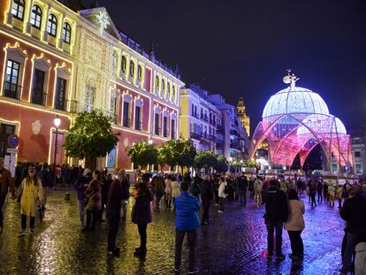 Iluminación navideña en la céntrica plaza de San Francisco de Sevilla.