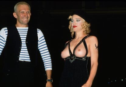 Madonna desfilando para el diseñador francés Jean Paul Gaultier, en 1992.