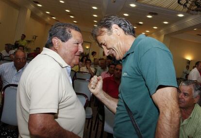 El coordinador regional de IU, Pedro Escobar, a la derecha, junto a un militante.