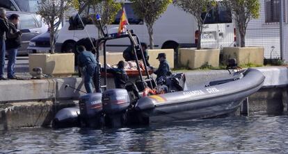 La Guardia Civil traslada el nuevo cad&aacute;ver hasta el puerto.