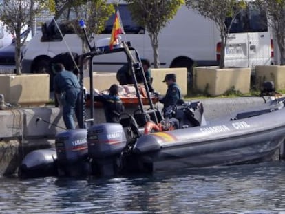 La Guardia Civil traslada el nuevo cad&aacute;ver hasta el puerto.