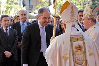 Miles de personas aclaman a la Mare de Déu en la Plaza de la Virgen