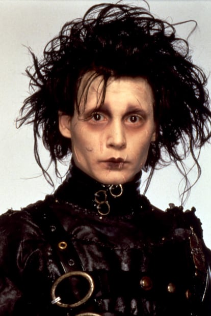 A Johnny Depp le favorecían las cicatrices y los labios oscuros de Eduardo Manostijeras.