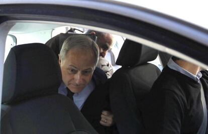 El director de Cooperación, Josep Maria Felip, tras el registro de la sede de su departamento.