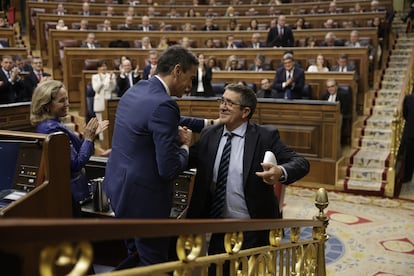 Pedro Sánchez, candidato a la investidura, felicita a Patxi López, portavoz del PSOE en el Congreso, tras su intervención en el debate. 