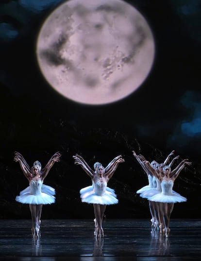 'El lago de los cisnes' del Ballet de San Francisco con la coreografía de Helgi Tomasson, este martes en el Teatro Real de Madrid.