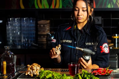 Melanie Da Conçeicao, bar manager de Salmon Guru, flambea las setas para el cóctel Tierra en el nuevo espacio.