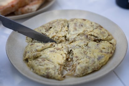 La tortilla de cebolla caramelizada de la nueva carta de AL Kostat del Mar, dentro del hotel Finca Victoria.