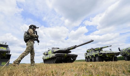 Un soldado de infantería pasa ante un carro de combate Panther KF51, en Rheinmetall, en el Estado alemán de Baja Sajonia, en julio de 2022.
