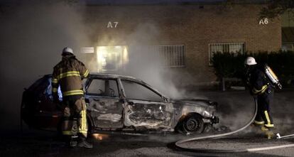 Bomberos apagan el fuego en un coche en Kista.