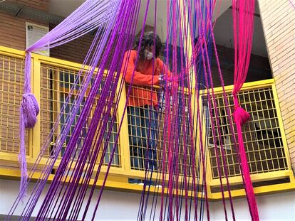 Construyendo la instalación colgante “Cortina de Mujeres que dan color a la vida”. IES V Centenario de Sevilla.