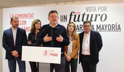 El presidente de la Generalitat, Ximo Puig, acompa&ntilde;ado por los tres diputados electos y el responsable de Organizaci&oacute;n del PSPV.