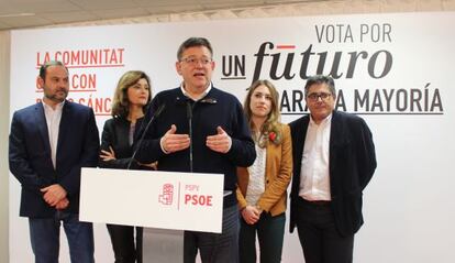 El presidente de la Generalitat, Ximo Puig, acompañado por los tres diputados electos y el responsable de Organización del PSPV.