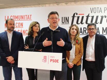 El presidente de la Generalitat, Ximo Puig, acompa&ntilde;ado por los tres diputados electos y el responsable de Organizaci&oacute;n del PSPV.