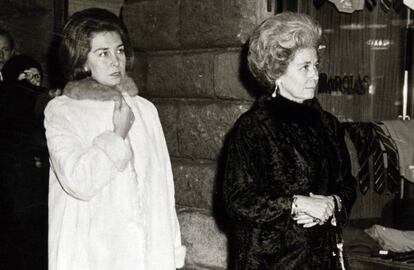 La reina Sofía junto a su madre, Federica de Greria en los años sesenta.