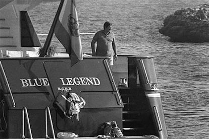 Javier de la Rosa, a bordo de su barco en Palma de Mallorca en 1994.