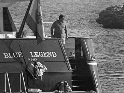 Javier de la Rosa, a bordo de su barco en Palma de Mallorca en 1994.