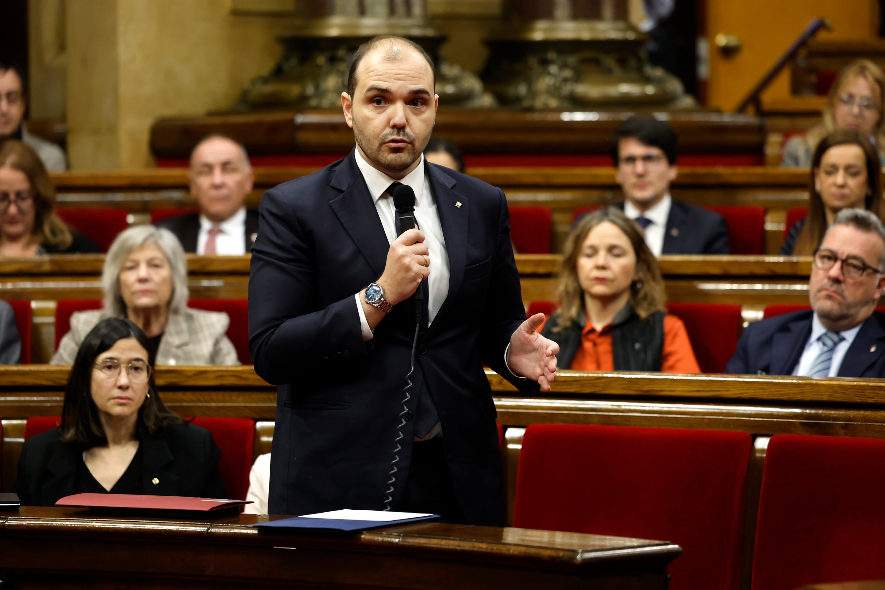 El consejero de la Presidencia, Albert Dalmau, responde durante la sesión de control en el Parlament, como presidente en funciones.